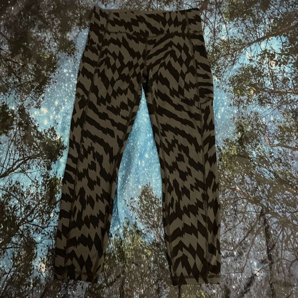 Lululemon size 8 Voltage legging.